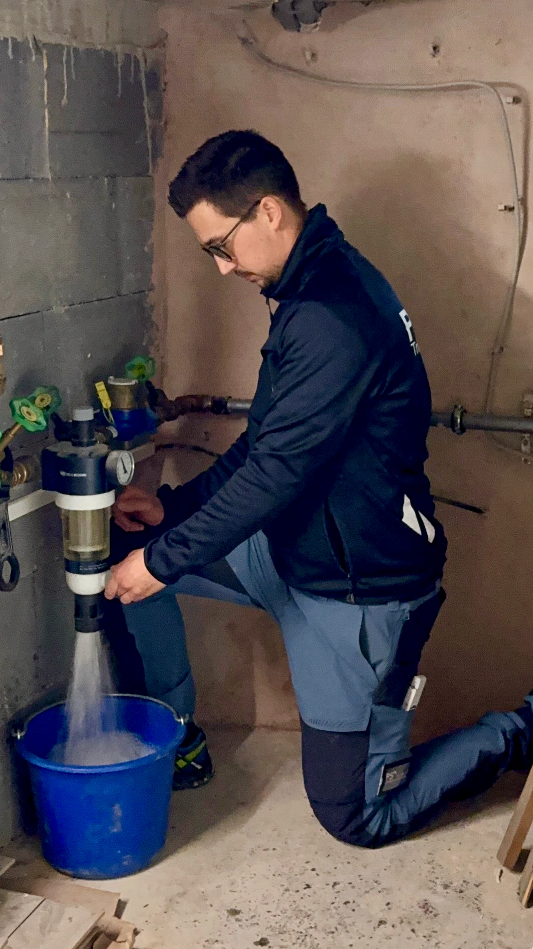 Philipp Springer bei Arbeiten an der Trinkwasserinstallation
